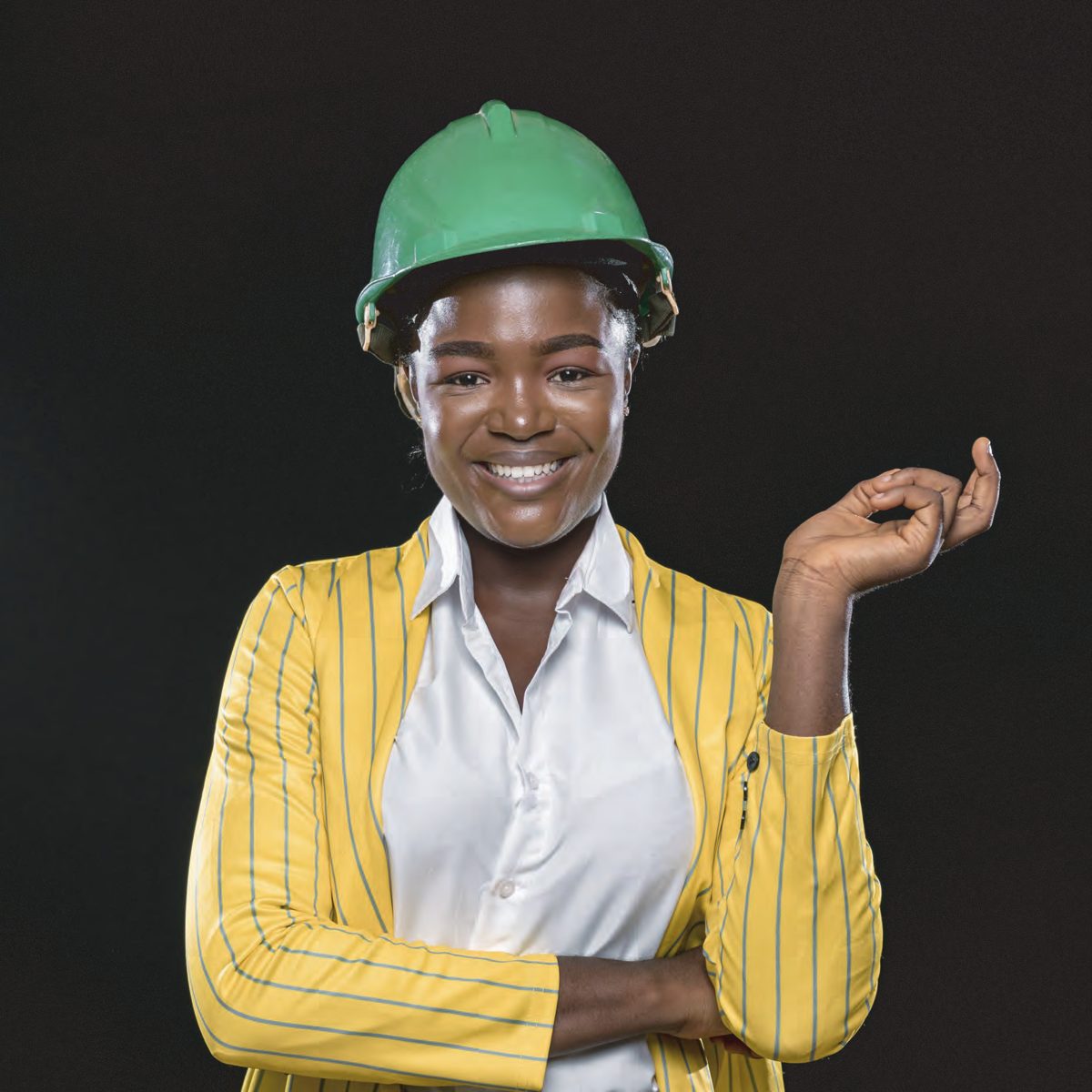 Collaboratrice SOCOGED CONGO en casque de chantier